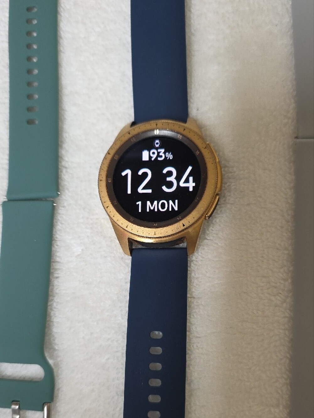 SamsungSmartwatch with Navy Band and Six Interchangeable Silicone Straps/Charger - Picture 12 of 16